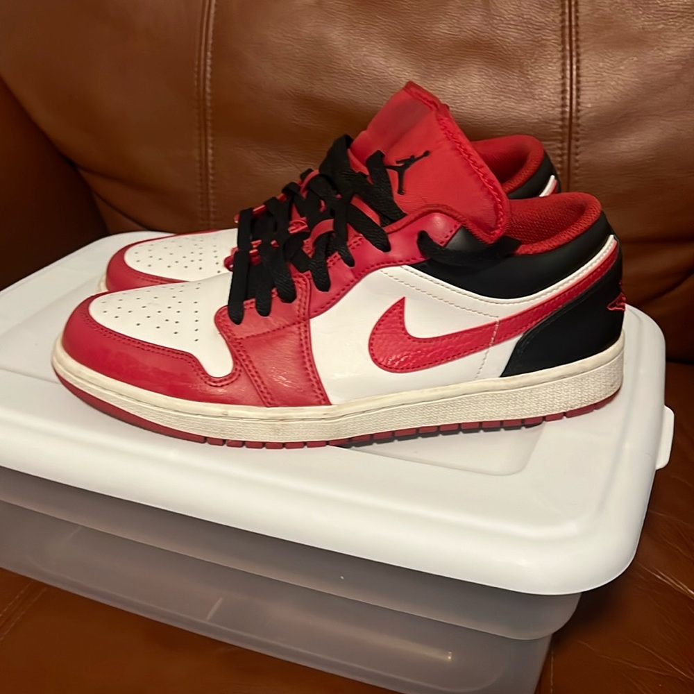 Jordan one low top gym, red black-and-white size 9 1/2